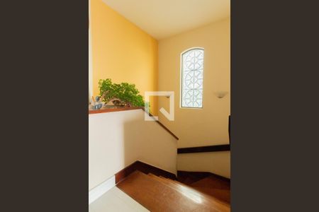 Casa à venda com 311m², 4 quartos e 4 vagas Casa à venda com 311m², 4 quartos e 4 vagasEscadas