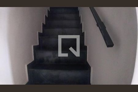 Casa à venda com 150m², 3 quartos e 5 vagas Casa à venda com 150m², 3 quartos e 5 vagasEscada