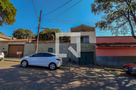 Casa à venda com 200m², 4 quartos e 3 vagas Casa à venda com 200m², 4 quartos e 3 vagasFachada