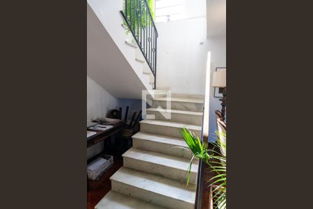 Casa à venda com 230m², 4 quartos e 3 vagasEscada