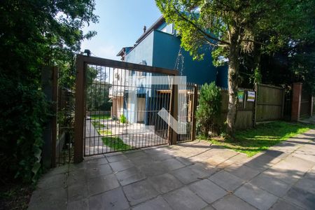 Fachada de casa à venda com 2 quartos, 138m² em Vila Nova, Porto Alegre