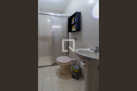 Banheiro Social de kitnet/studio para alugar com 1 quarto, 40m² em Centro, Curitiba