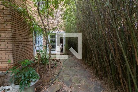 Casa à venda com 338m², 4 quartos e 2 vagasCorredor lateral 