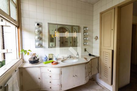 Casa à venda com 338m², 4 quartos e 2 vagasBanheiro 