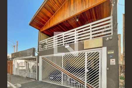 Casa à venda com 200m², 3 quartos e 2 vagas Casa à venda com 200m², 3 quartos e 2 vagasFachada