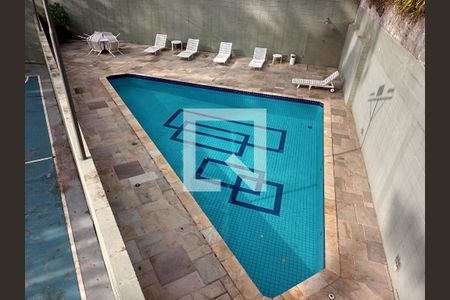 Apartamento à venda com 160m², 3 quartos e 3 vagas Apartamento à venda com 160m², 3 quartos e 3 vagasÁrea comum - Piscina