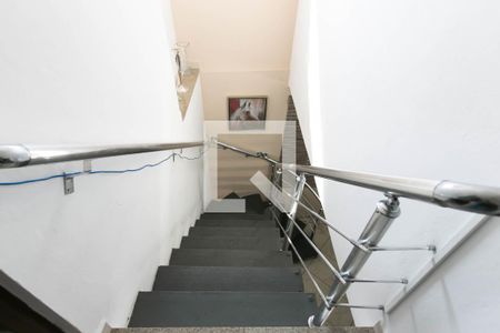 Casa para alugar com 245m², 4 quartos e 4 vagas Casa para alugar com 245m², 4 quartos e 4 vagasEscada