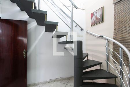 Casa para alugar com 245m², 4 quartos e 4 vagas Casa para alugar com 245m², 4 quartos e 4 vagasEscada