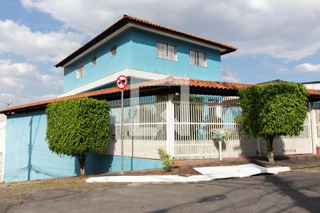 Casa para alugar com 245m², 4 quartos e 4 vagas Casa para alugar com 245m², 4 quartos e 4 vagasFachada