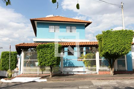 Casa para alugar com 245m², 4 quartos e 4 vagas Casa para alugar com 245m², 4 quartos e 4 vagasFachada