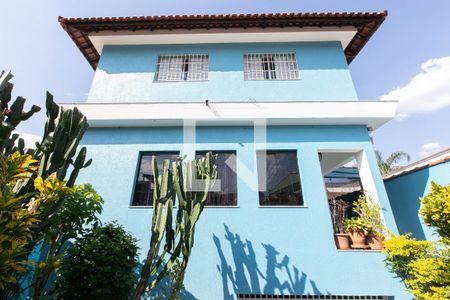 Casa para alugar com 245m², 4 quartos e 4 vagas Casa para alugar com 245m², 4 quartos e 4 vagasFachada