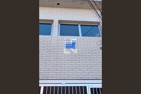 Casa à venda com 300m², 8 quartos e 1 vaga Casa à venda com 300m², 8 quartos e 1 vagaFachada