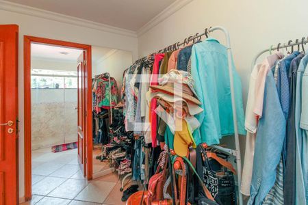 Casa à venda com 330m², 5 quartos e 7 vagasCloset da suíte