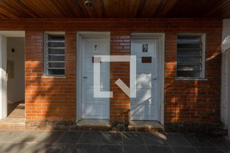 Casa para alugar com 1080m², 7 quartos e 8 vagas Casa para alugar com 1080m², 7 quartos e 8 vagasBanheiros Área Externa