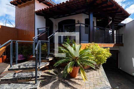 Casa à venda com 600m², 3 quartos e 8 vagas Casa à venda com 600m², 3 quartos e 8 vagasEntrada