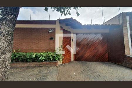 Casa à venda com 600m², 3 quartos e 8 vagas Casa à venda com 600m², 3 quartos e 8 vagasFachada