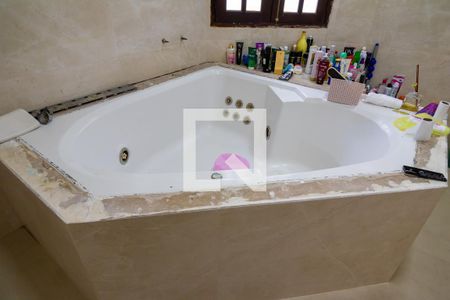 Casa à venda com 600m², 3 quartos e 8 vagas Casa à venda com 600m², 3 quartos e 8 vagasBanheira