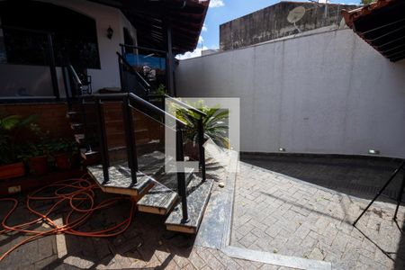Casa à venda com 600m², 3 quartos e 8 vagas Casa à venda com 600m², 3 quartos e 8 vagasEntrada