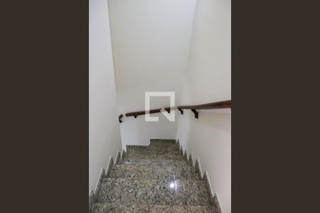 Escada de casa para alugar com 2 quartos, 140m² em Conjunto Residencial Jardim Canaã, São Paulo