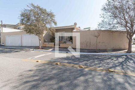 Casa de condomínio à venda com 300m², 3 quartos e 4 vagas Casa de condomínio à venda com 300m², 3 quartos e 4 vagasEntrada