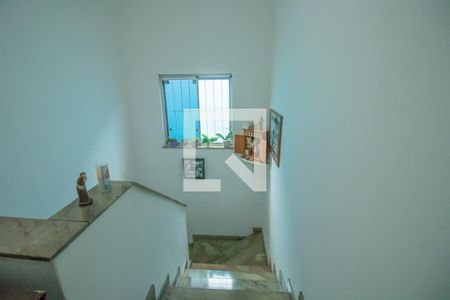 Casa à venda com 150m², 3 quartos e 2 vagas Casa à venda com 150m², 3 quartos e 2 vagasEscada