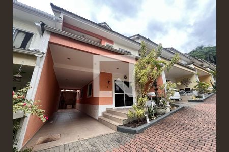 Casa de condomínio à venda com 209m², 4 quartos e 3 vagasFachada