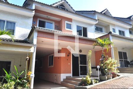 Casa de condomínio à venda com 209m², 4 quartos e 3 vagasFachada