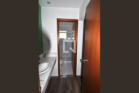 Casa de condomínio à venda com 209m², 4 quartos e 3 vagasBanheiro 