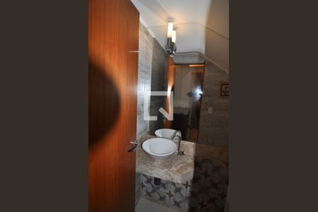 Casa de condomínio à venda com 209m², 4 quartos e 3 vagasLavabo