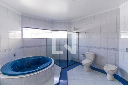 Casa à venda com 330m², 5 quartos e 4 vagasBanheiro da Suíte 2