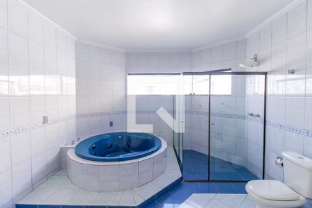 Casa à venda com 330m², 5 quartos e 4 vagasBanheiro da Suíte 2