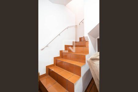 Escadas de casa à venda com 3 quartos, 130m² em Jardim Santo Elias, São Paulo