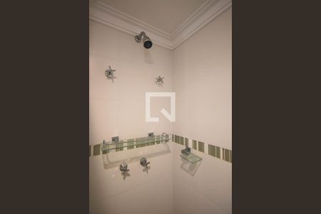 Apartamento à venda com 198m², 4 quartos e 3 vagasChuveiro do banheiro da suíte 2