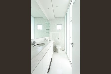 Casa à venda com 350m², 3 quartos e 2 vagasBanheiro da Suíte