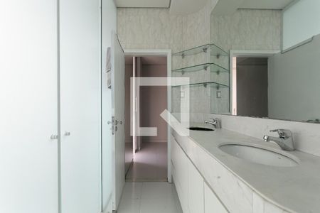 Casa à venda com 350m², 3 quartos e 2 vagasBanheiro da Suíte