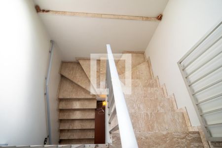 Escada de casa para alugar com 3 quartos, 145m² em Jardim Cordeiro, São Paulo