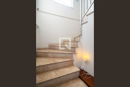 Escada de casa para alugar com 3 quartos, 145m² em Jardim Cordeiro, São Paulo