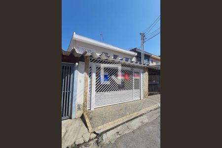 Casa à venda com 160m², 3 quartos e 2 vagas Casa à venda com 160m², 3 quartos e 2 vagasFachada