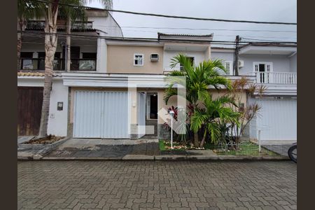 Casa de condomínio à venda com 240m², 4 quartos e 2 vagasFachada 