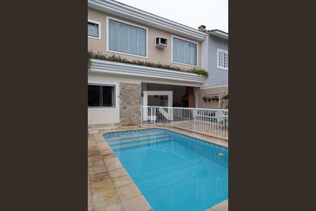 Casa de condomínio à venda com 240m², 4 quartos e 2 vagasPiscina 
