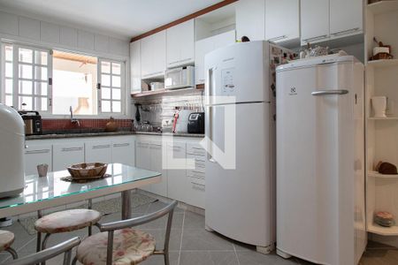 Casa de condomínio à venda com 240m², 4 quartos e 2 vagasCozinha 