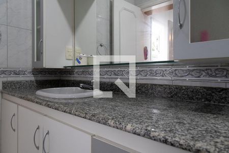 Casa de condomínio à venda com 240m², 4 quartos e 2 vagasBanheiro da suíte 1