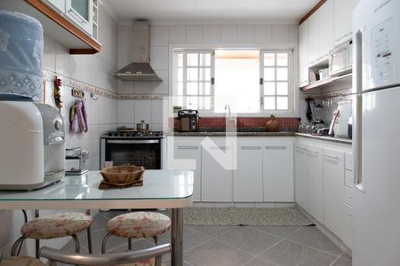 Casa de condomínio à venda com 240m², 4 quartos e 2 vagasCozinha 