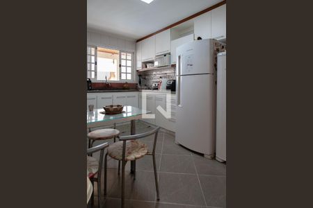 Casa de condomínio à venda com 240m², 4 quartos e 2 vagasCozinha 