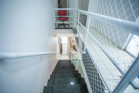 Escadas de casa para alugar com 3 quartos, 112m² em Jardim Oriental, São Paulo