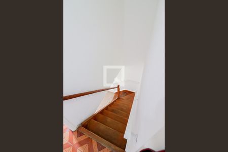 Escadas de casa para alugar com 2 quartos, 60m² em Vila Butantã, São Paulo