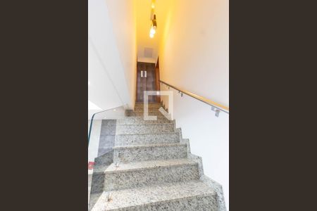 Escada de casa de condomínio à venda com 2 quartos, 70m² em Vila Ré, São Paulo