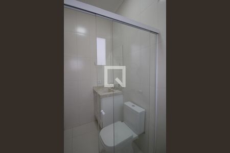 Casa de condomínio para alugar com 450m², 4 quartos e 5 vagasBanheiro da Suíte 1