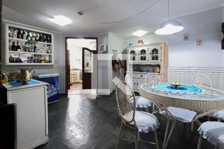 Casa à venda com 240m², 4 quartos e 3 vagasCozinha e Área de Serviço