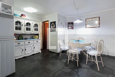 Casa à venda com 240m², 4 quartos e 3 vagasCozinha e Área de Serviço